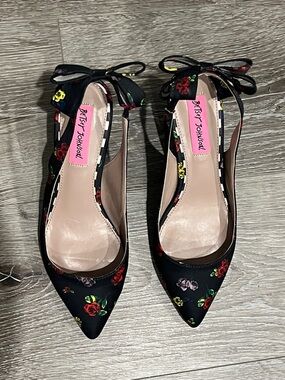 Betsey Johnson Black Floral Pointed-Toe Slingback Pumps with Bow